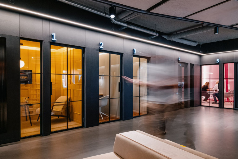 Moderne Büroräume mit abgetrennten Arbeitskabinen beim ADAC