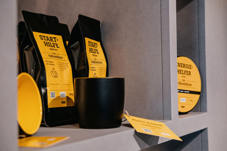 ADAC START-HILFE Espresso by YellowStore und schwarze Tasse im Regal