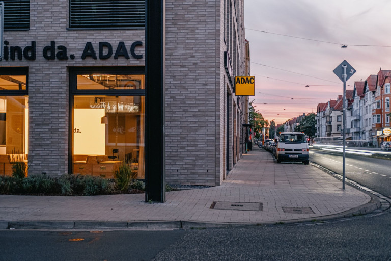 ADAC Geschäftsstelle an einer Straße bei Sonnenuntergang
