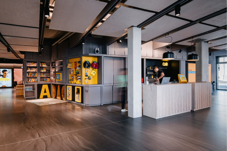 Moderner Empfangsbereich beim ADAC mit Café und Informationsstand