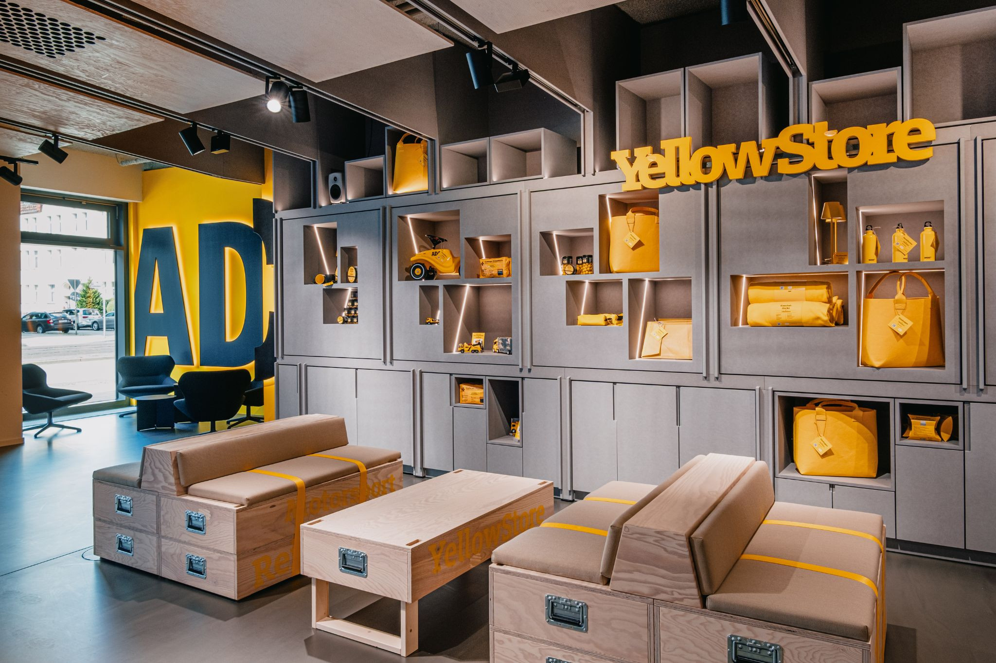 Innenansicht des ADAC YellowStore mit modernen Möbeln und gelben ADAC-Produkten