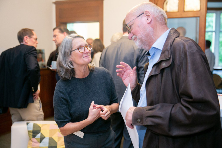 Austausch bei einer Veranstaltung der Bürgerstiftung Gespräch zwischen zwei Personen bei einer Veranstaltung der Bürgerstiftung