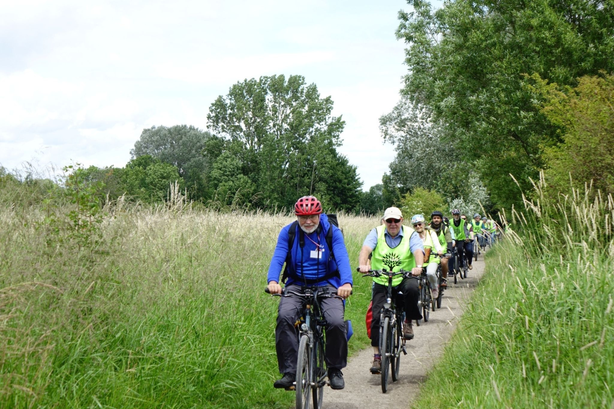 Radfahrer bei Bürgerstiftung-Event auf ländlichem Weg Gruppe von Radfahrern bei einer Veranstaltung der Bürgerstiftung auf einem ländlichen Weg
