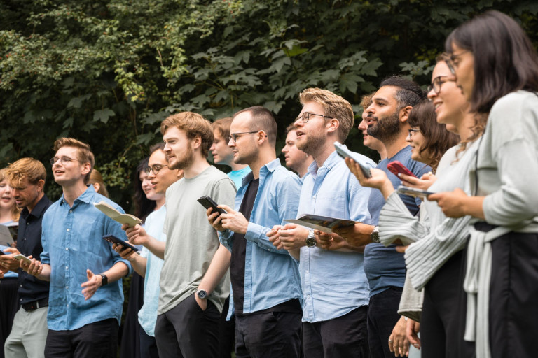 Menschen bei einer Veranstaltung der Bürgerstiftung im Freien Gruppe von Menschen bei einer Veranstaltung der Bürgerstiftung im Freien