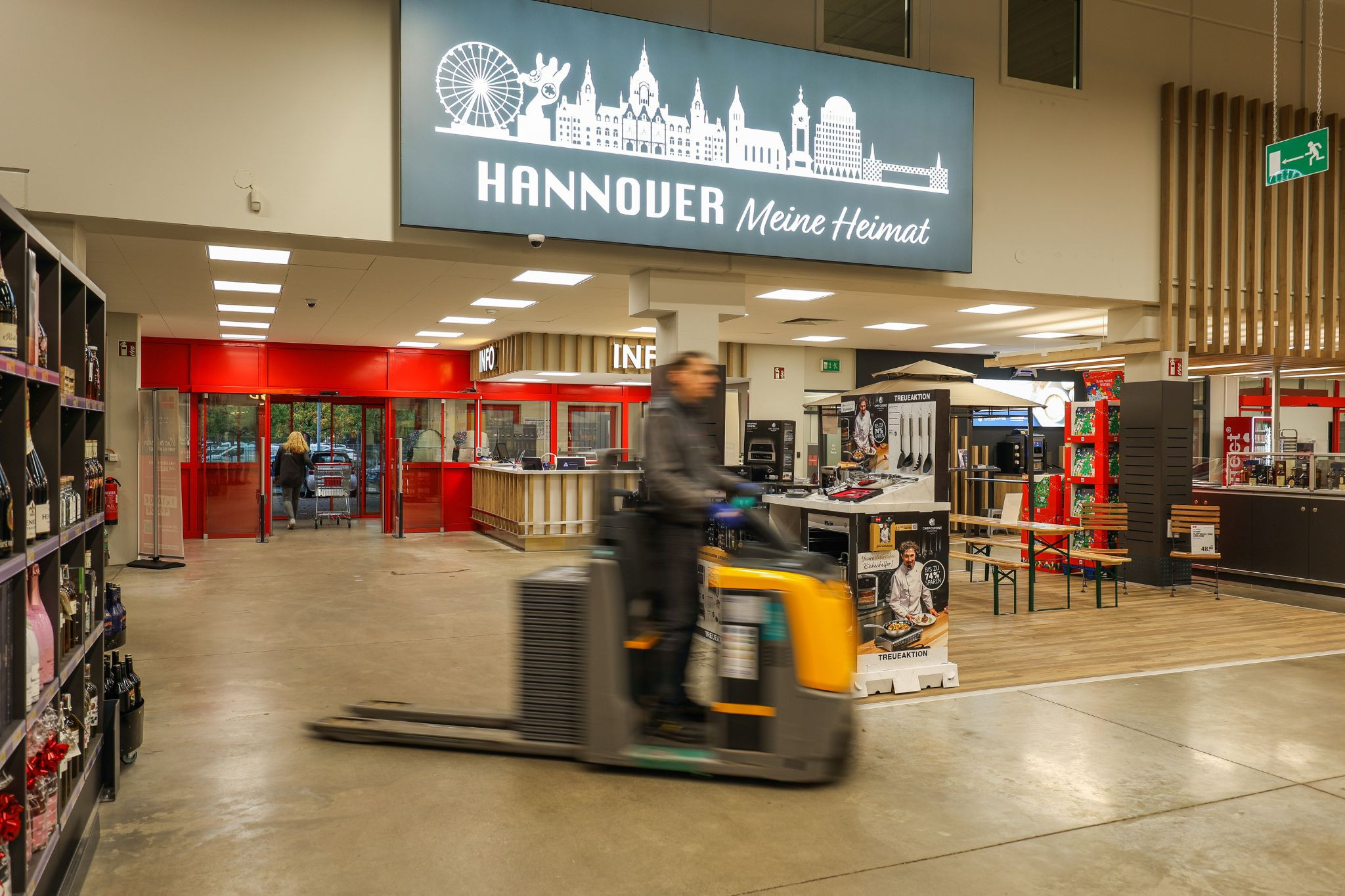 Eingangsbereich eines Handelshof-Markts in Hannover mit Infotheke und Werbetafel 'Hannover Meine Heimat'