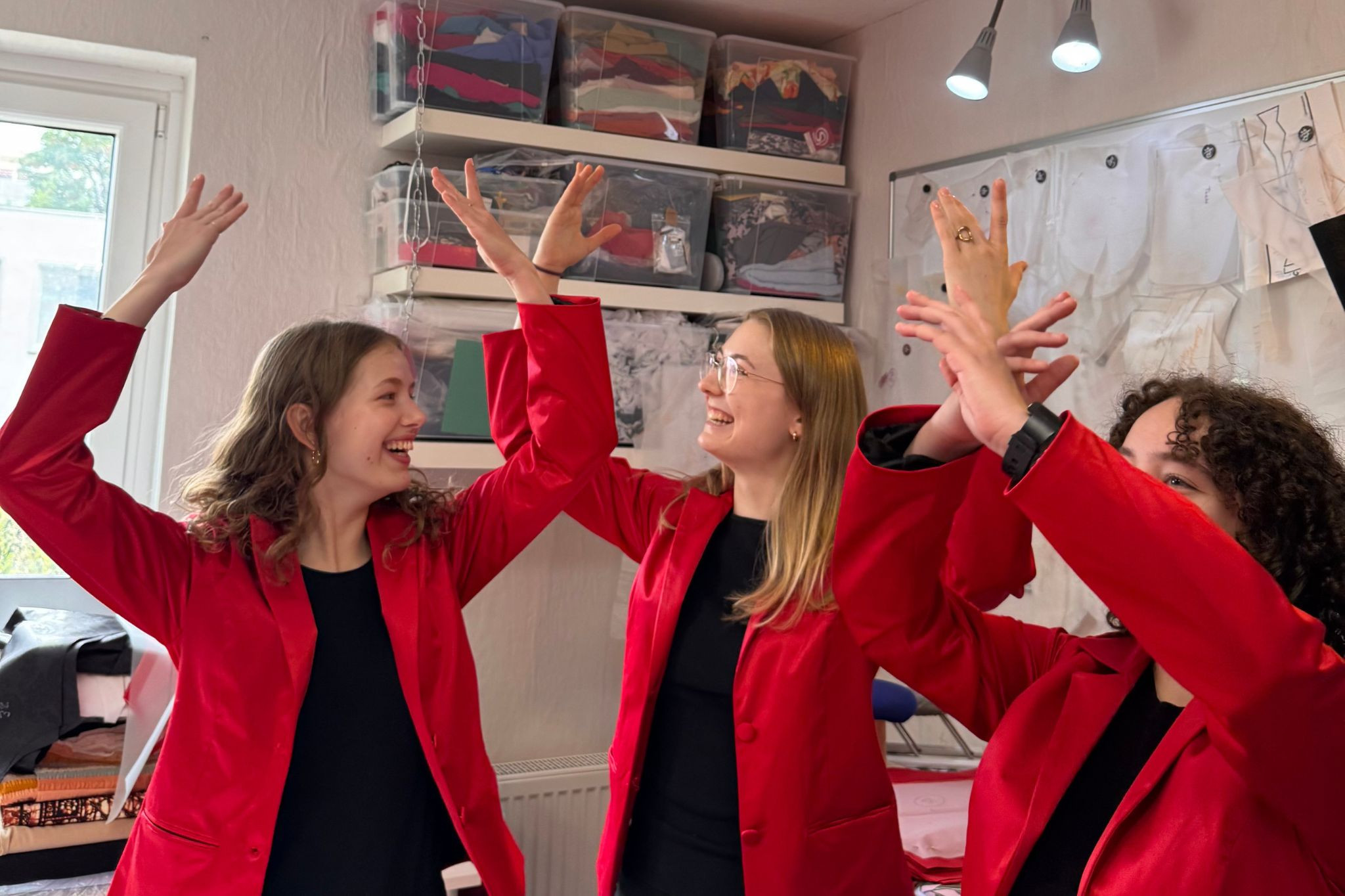 Mädchenchor in roten Blazern bei einer Probe oder Aufführung