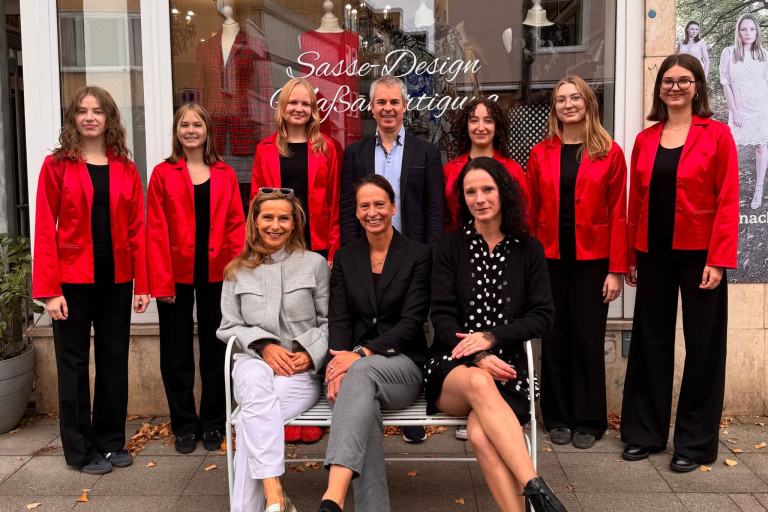 Mädchenchor in roten Blazern vor Sasse Design Geschäft