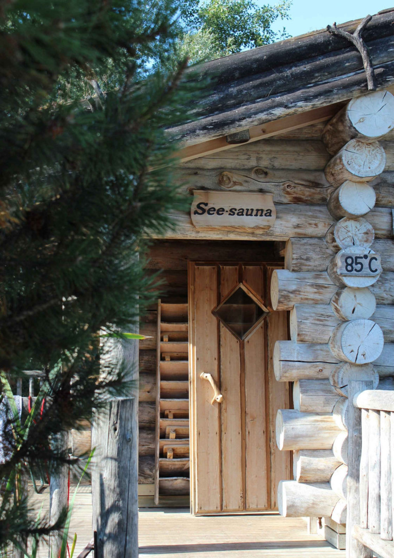 Eingang zur See-Sauna im aqualaatzium mit rustikaler Holzhütte bei 85 Grad Celsius