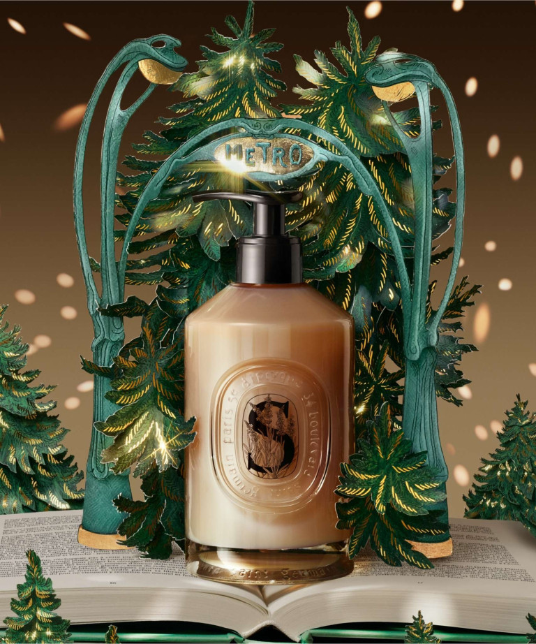 Handseife vor kunstvoller Kulisse mit Pflanzen und Metro-Schild, Symbol für Liebe und Pflege.