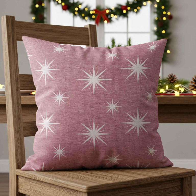 Dekoratives Kissen mit Sternenmuster von Leinenfabrik auf Holzstuhl vor weihnachtlicher Dekoration