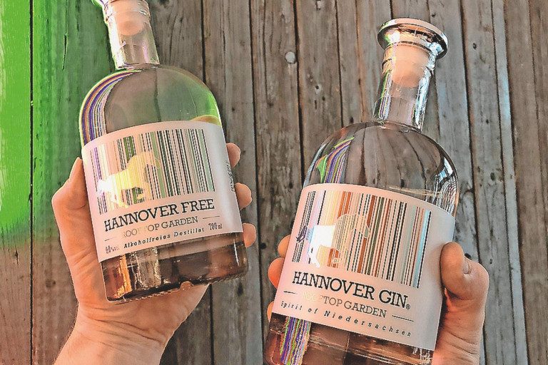 Zwei Flaschen Hannover Gin und Hannover Free Rooftop Garden Spirit of Niedersachsen vor Holzhintergrund