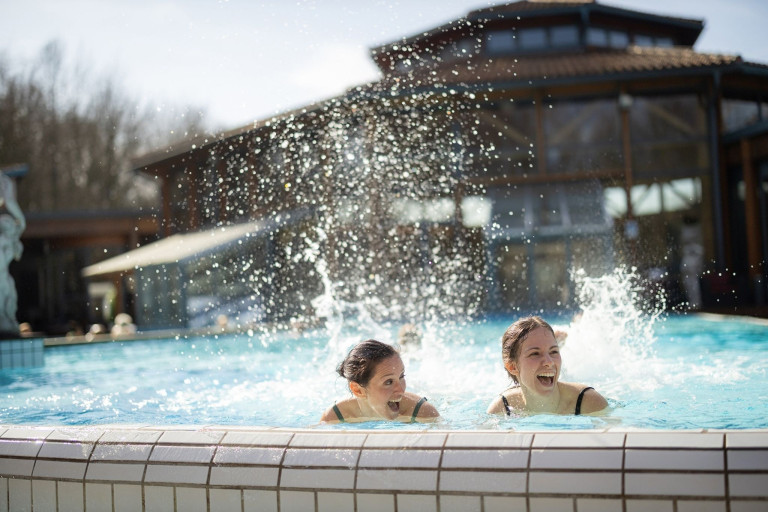 Außenbecken der Ith Sole Therme mit spritzendem Wasser und entspannender Atmosphäre