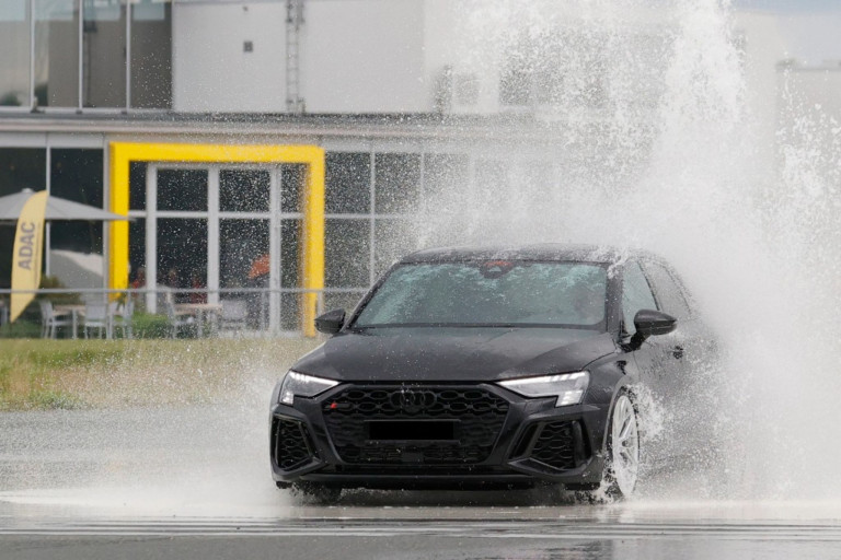 ADAC Fahrsicherheitstraining mit schwarzem Audi bei Nässe