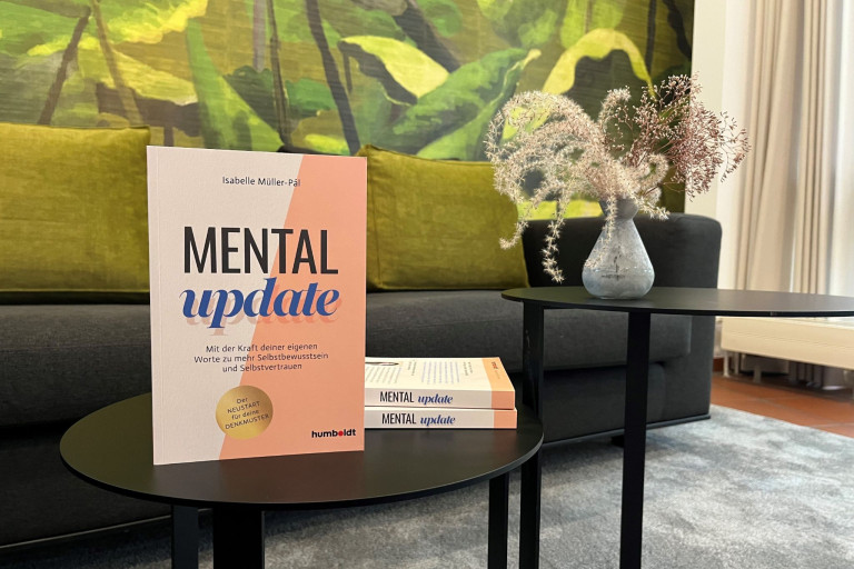 Buch 'Mental Update' von Isabelle Müller-Pál auf einem Tisch, veröffentlicht im humboldt Verlag