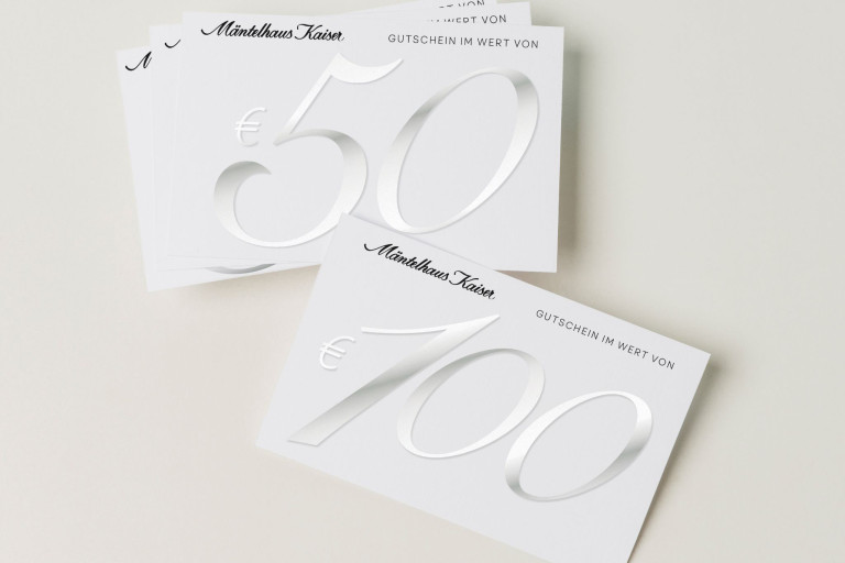 Gutscheine vom Mäntelhaus Kaiser im Wert von 50 und 100 Euro auf weißem Hintergrund