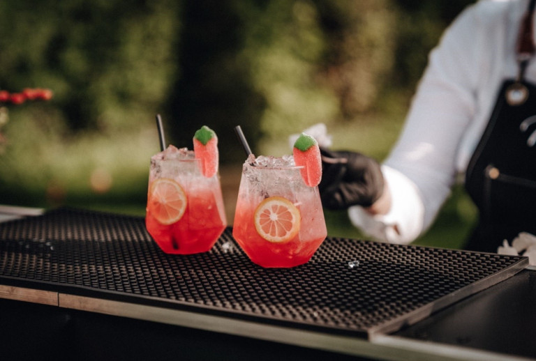 Sommerliche Cocktails mit Erdbeergarnitur und Zitrone im Mantelhaus Kaiser genießen Zwei sommerliche Cocktails mit Erdbeergarnitur und Zitrone im Mantelhaus Kaiser