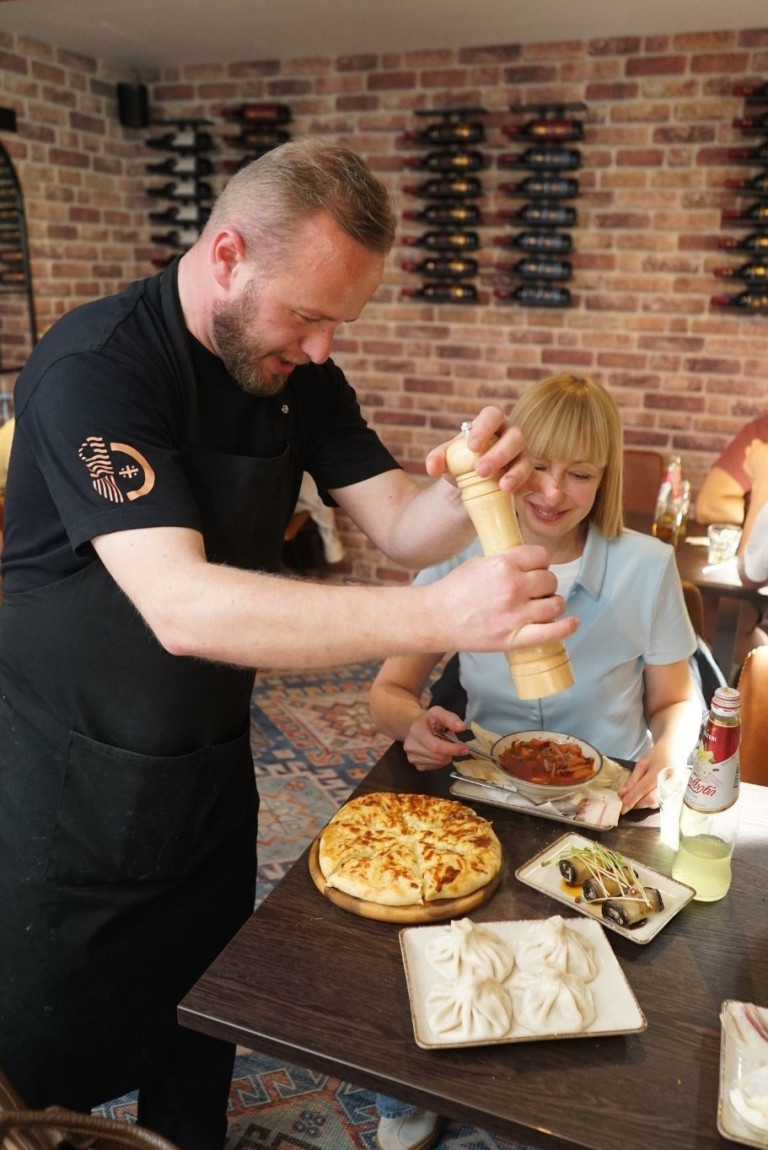 Service und Speisen im Mantelhaus Kaiser Restaurant Kellner serviert im Mantelhaus Kaiser Restaurant Speisen am Tisch