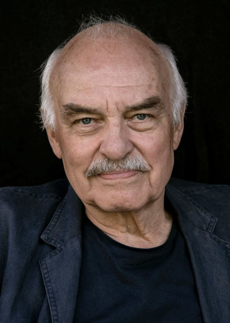 Kaiser im Mantelhaus – Porträtfoto Porträt von Kaiser im Mantelhaus