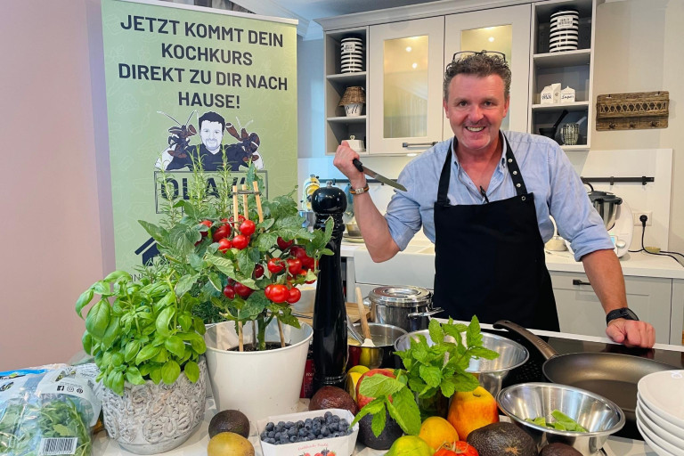 Kochkurs bei Mantelhaus Kaiser – Frische Zutaten und moderne Küche Kochkurs mit Mantelhaus Kaiser in moderner Küche, frische Kräuter und Gemüse auf dem Tisch