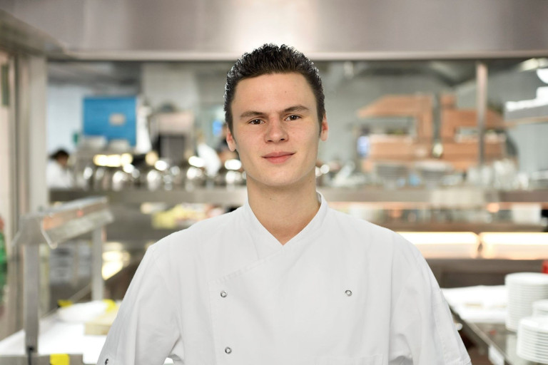Koch im Mantelhaus Kaiser – professionelle Küche Koch im Mantelhaus Kaiser in einer professionellen Küche