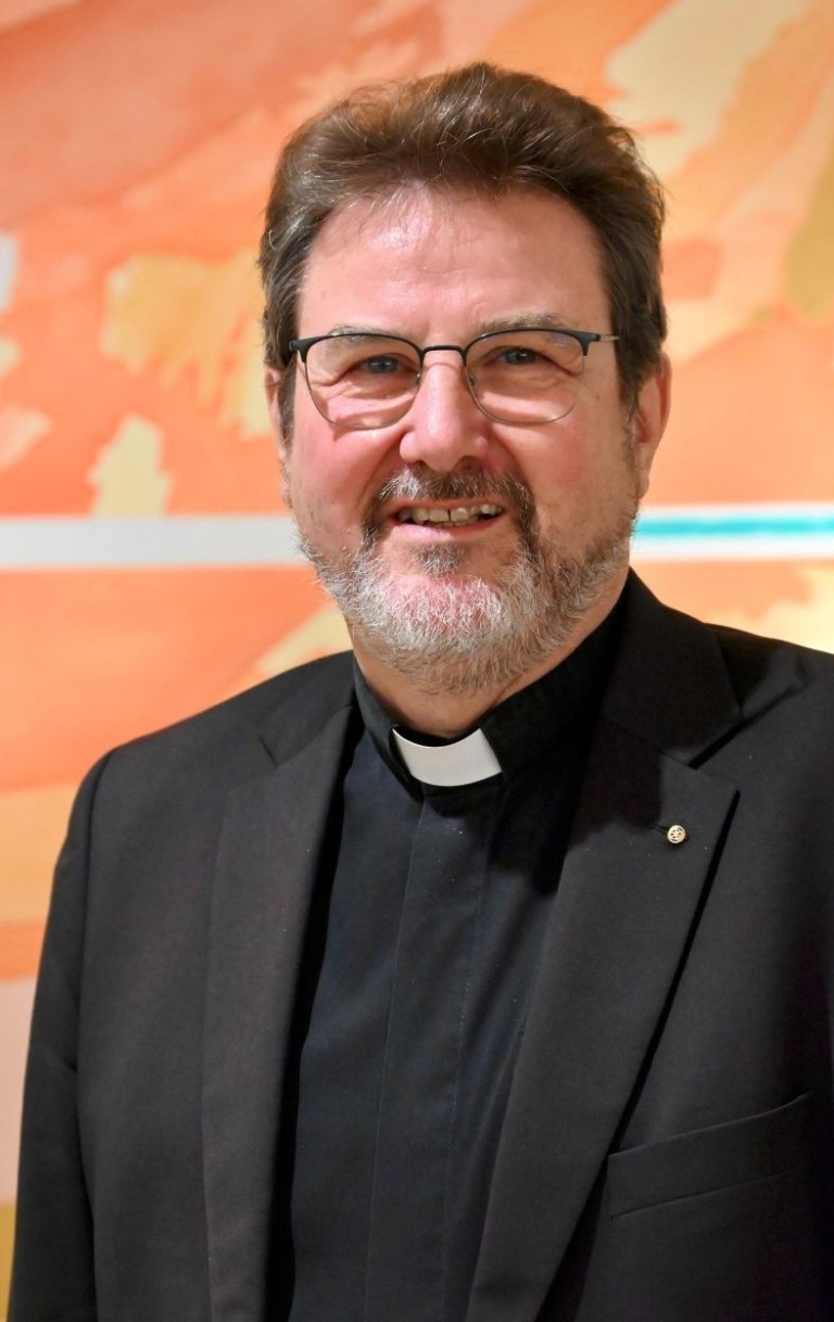 Priester im schwarzen Anzug mit weißem Kollar, Mantelhaus Kaiser