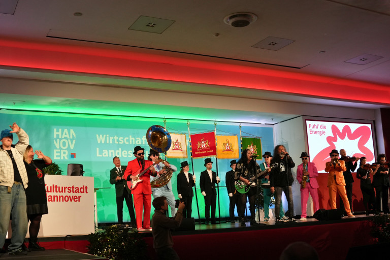 Wirtschaftsempfang der Landeshauptstadt Hannover – Bühnenauftritt mit Musikern und Fahnen Bühnenauftritt beim Wirtschaftsempfang der Landeshauptstadt Hannover mit Musikern und Fahnen auf der Bühne