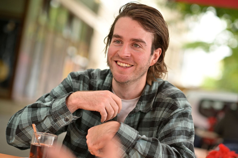 Christoph Basse bei einem Treffen im Freien mit kariertem Hemd Christoph Basse im karierten Hemd bei einem Gespräch im Freien