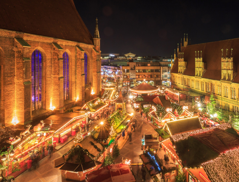 Weihnachtsmarkt an der Marktkirche Hannover bei Nacht – festliche Stimmung in der Innenstadt Weihnachtsmarkt an der Marktkirche in Hannover bei Nacht mit festlicher Beleuchtung