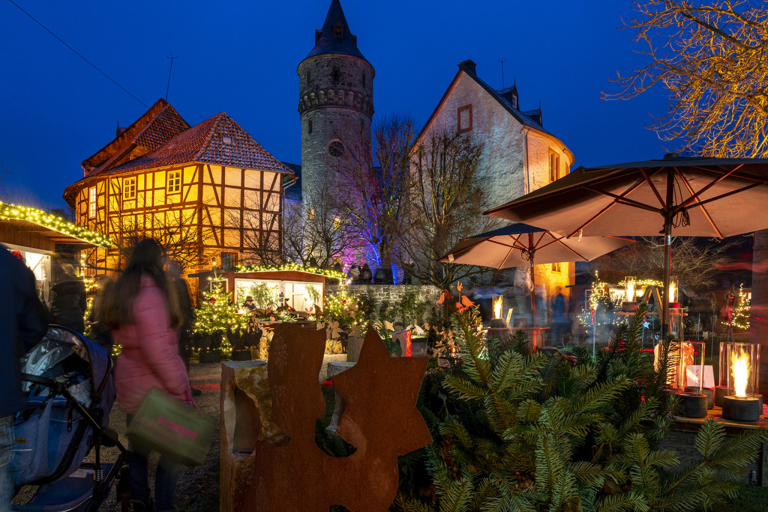 Weihnachtsmarkt am Schloss Oelber bei Nacht mit festlicher Atmosphäre Weihnachtlicher Weihnachtsmarkt vor Schloss Oelber am Abend mit festlicher Beleuchtung und geschmückten Buden