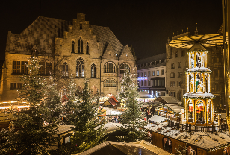 Weihnachtsmarkt Hildesheim – festlich beleuchteter Weihnachtsmarkt vor dem Rathaus Weihnachtsmarkt in Hildesheim bei Nacht mit festlich beleuchteten Buden und dem historischen Rathaus im Hintergrund