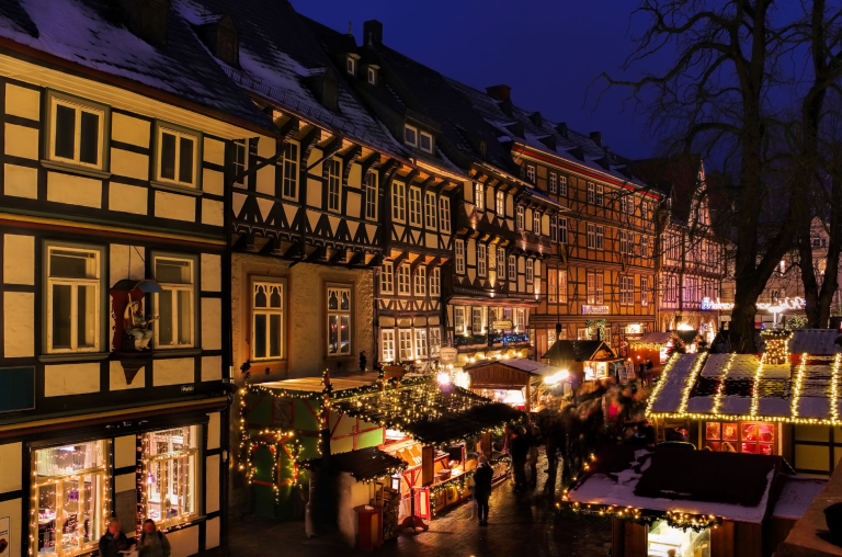 Weihnachtsmarkt Goslar – festlich beleuchtete Fachwerkhäuser und Buden am Abend Weihnachtsmarkt in Goslar mit festlich beleuchteten Fachwerkhäusern am Abend