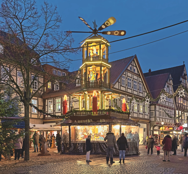 Weihnachtsmarkt Celle – festlich beleuchtete Weihnachtspyramide vor Fachwerkhäusern Weihnachtsmarkt in Celle mit festlich beleuchteter Weihnachtspyramide und Fachwerkhäusern am Abend