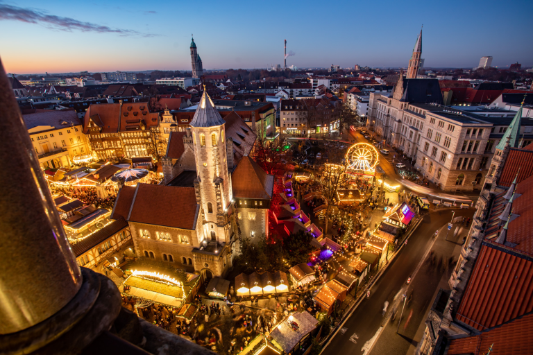 Weihnachtsmarkt Braunschweig – festliche Stimmung in der Altstadt am Abend Weihnachtsmarkt in Braunschweig am Abend mit festlich beleuchteten Buden und Blick auf die Altstadt
