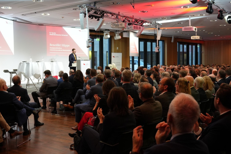 15. Tag der niedersächsischen Wirtschaft mit Benedikt Hüppe als Hauptgeschäftsführer vor großem Publikum