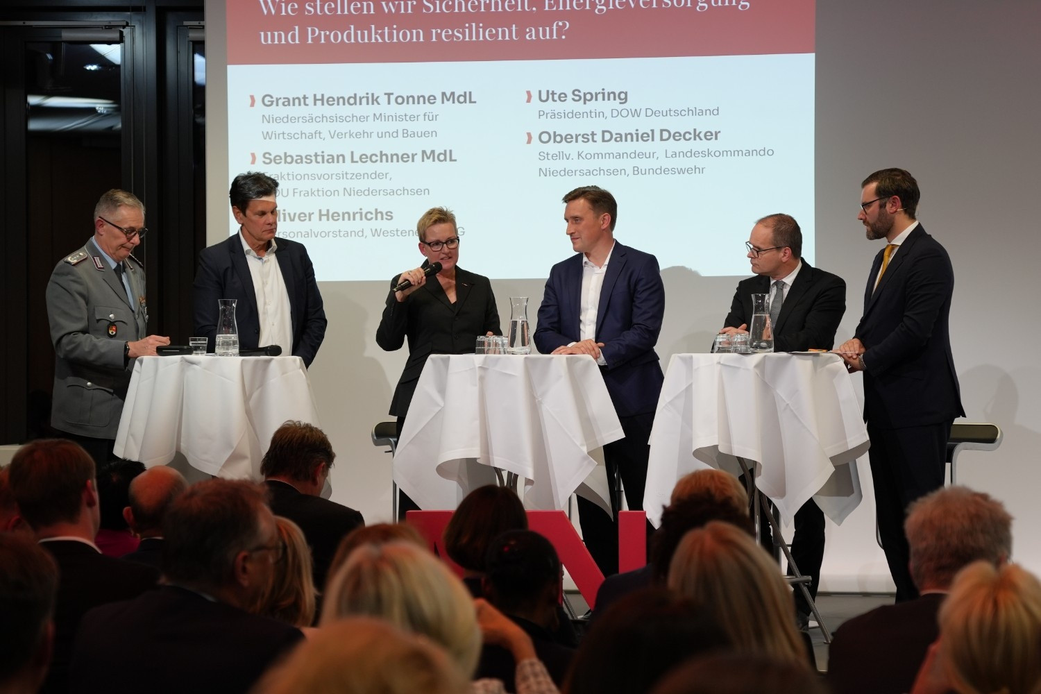 Podiumsdiskussion beim 15. Tag der niedersächsischen Wirtschaft mit Grant Hendrik Tonne, Sebastian Lechner, Ute Spring, Oberst Daniel Decker und Oliver Henrichs zur Energiesicherheit und Produktionsresilienz