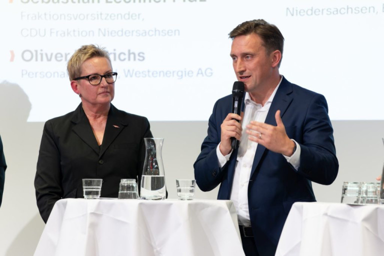 Podiumsdiskussion bei UVN TDNW am 12. November 2025 mit zwei Personen am Tisch