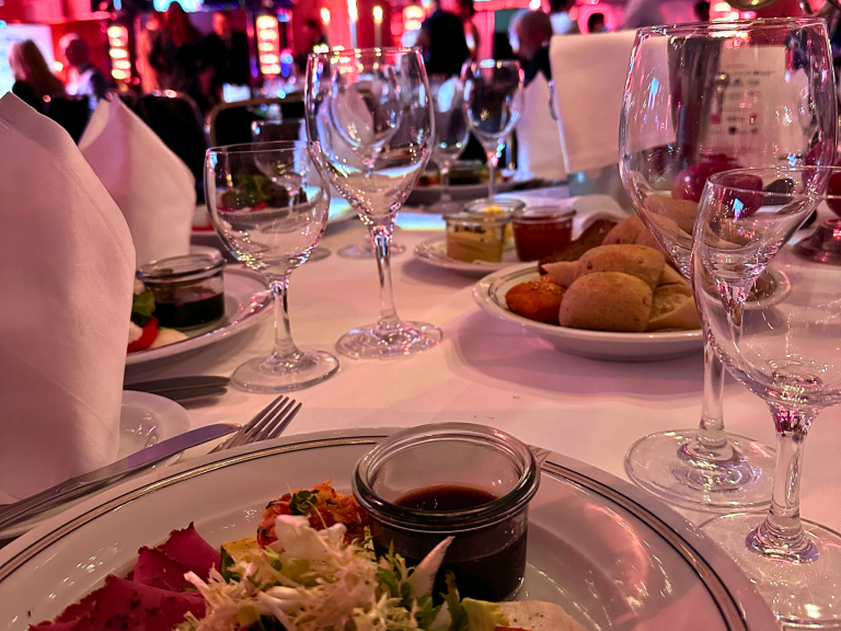 Ball der Wirtschaft 2025 – Festlicher Tisch und kulinarische Eindrücke, aufgenommen von Roksana Leonetti. Festlich gedeckter Tisch mit Speisen und Getränken beim Ball der Wirtschaft 2025, Foto von Roksana Leonetti.