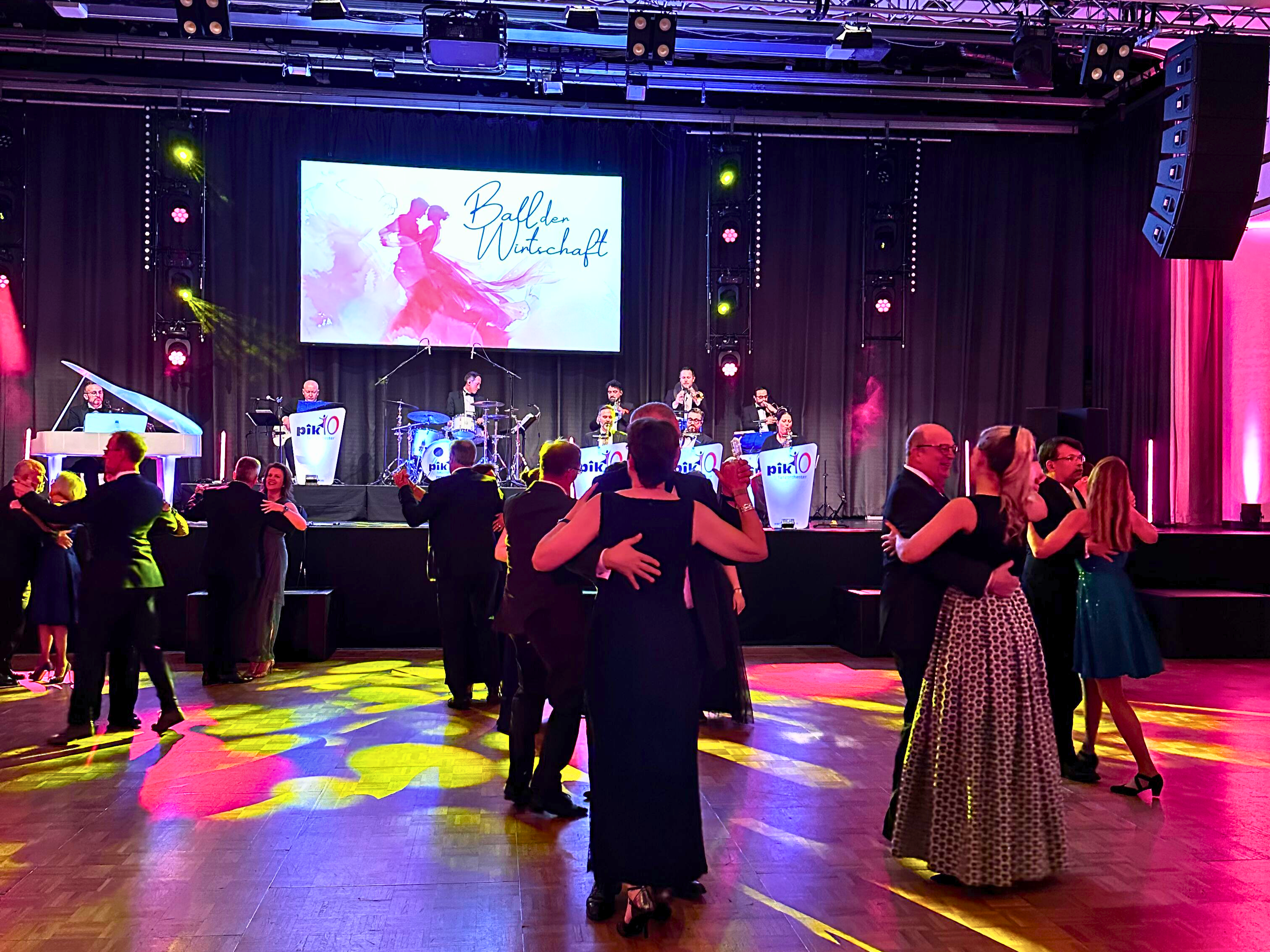 Ball der Wirtschaft 2025: Tanzende Gäste vor der Band pik10, Foto von Roksana Leonetti