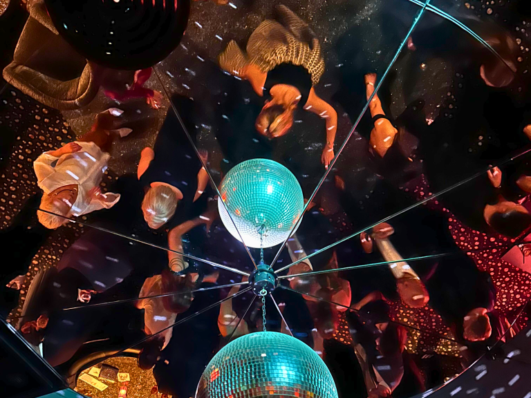 Ball der Wirtschaft 2025 – Tanzende Gäste und Discokugel, fotografiert von Roksana Leonetti Ball der Wirtschaft 2025: Spiegelung tanzender Gäste unter einer Discokugel, Foto von Roksana Leonetti