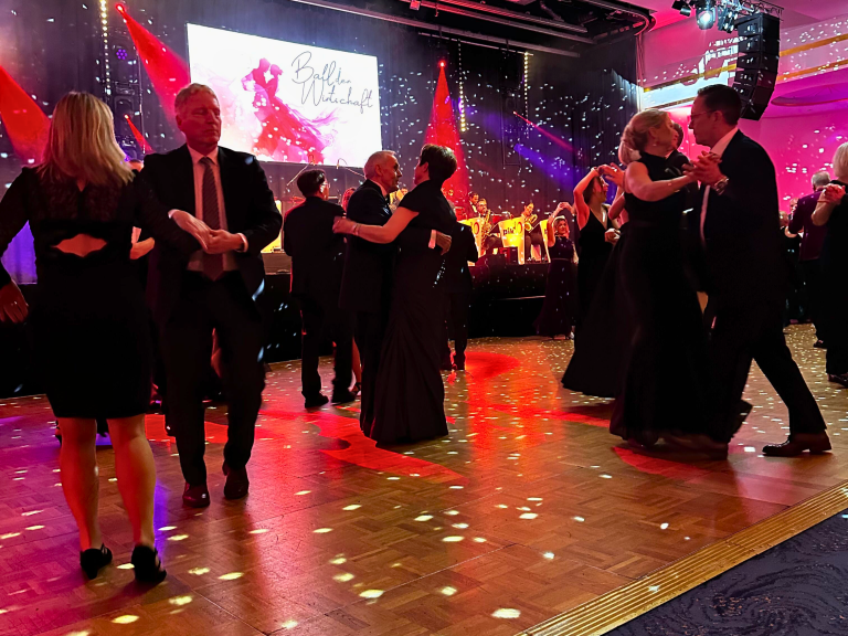 Ball der Wirtschaft 2025: Elegante Tanzpaare bei festlicher Gala – Foto von Roksana Leonetti Ball der Wirtschaft 2025 – Tanzende Gäste auf dem Parkett, festliche Atmosphäre, Foto von Roksana Leonetti
