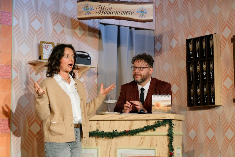 Drei Frauen im Schnee am Neuen Theater 2025 – Szene an der Rezeption, Foto von Vosshage Szenenbild aus dem Theaterstück