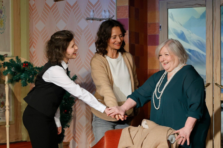 Dreifrauenimschnee am Neuen Theater 2025 – Foto von Vosshage Szenenbild aus Dreifrauenimschnee am Neuen Theater 2025, fotografiert von Vosshage