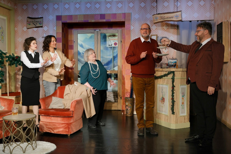 Drei Frauen im Schnee am Neuen Theater 2025 – Foto von Vosshage Szenenbild aus dem Theaterstück 'Drei Frauen im Schnee' am Neuen Theater 2025, fotografiert von Vosshage