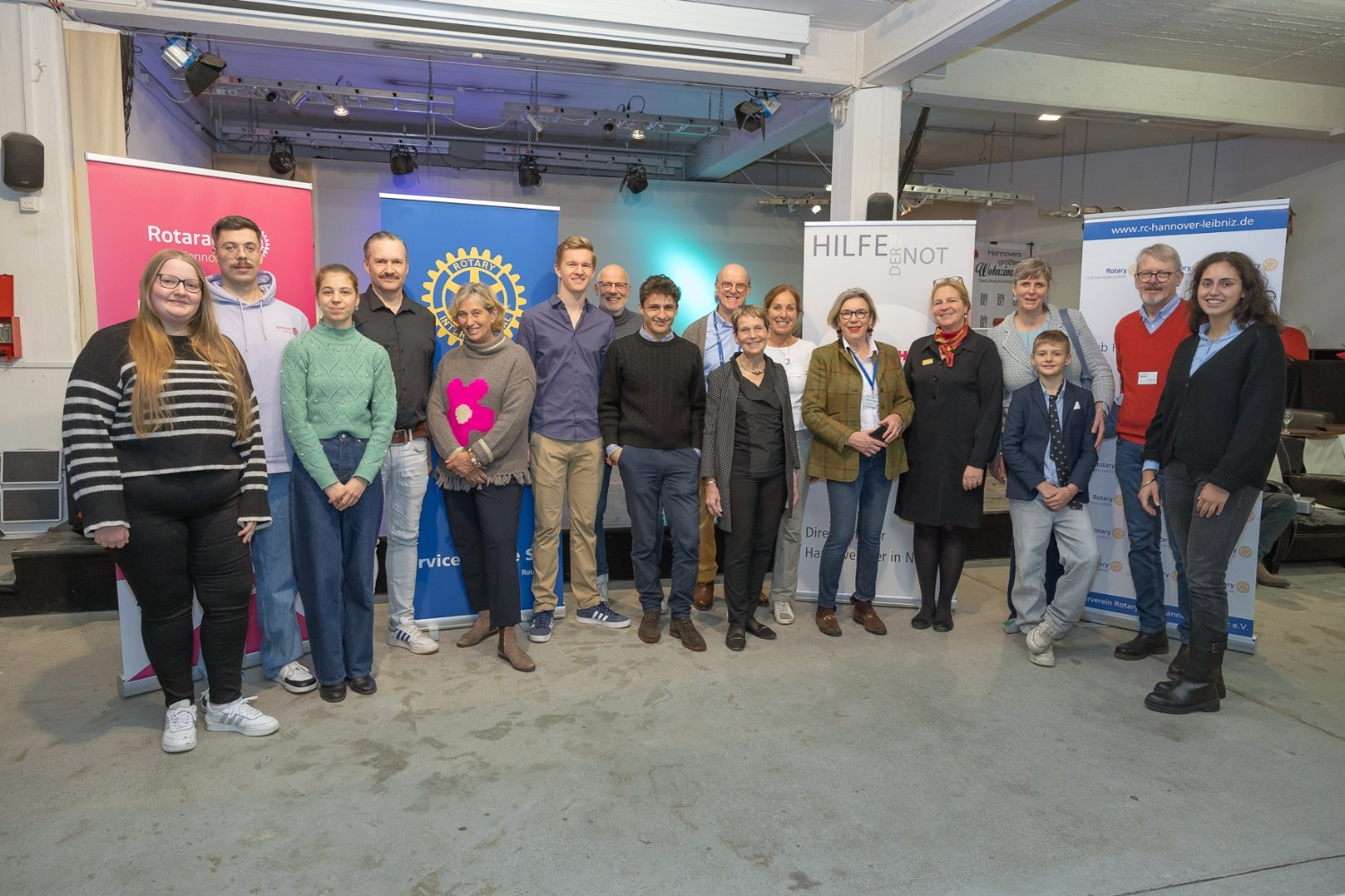 Gruppenfoto bei einer Veranstaltung mit Rotary und Hilfe die Not in moderner Location