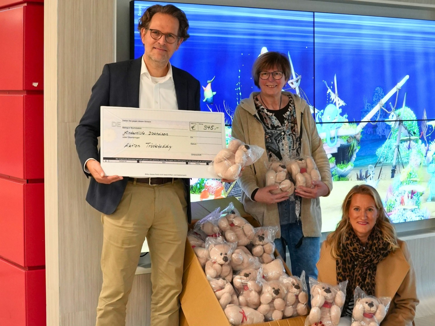 Teddyübergabe der Aktion Trösteteddy am 25.11.2014 mit EVC Marie Alisha Ober, Spendenübergabe mit Scheck und Teddybären