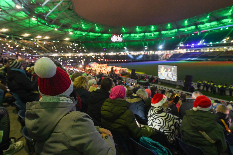 Stadionsingen im Stadion – festliche Veranstaltung mit Publikum und Bühne Stadionsingen mit vielen Menschen im Stadion, festliche Atmosphäre und Bühne