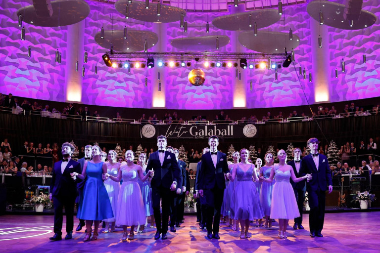 Winter-Galaball Bothe – festlicher Ballabend mit Tanzpaaren in eleganter Kleidung Tanzpaar beim Winter-Galaball Bothe in festlicher Abendgarderobe auf der Tanzfläche