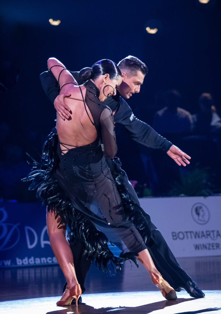 Tanzpaar tanzt elegant auf einem Ball Tanzpaar bei einem Ball in eleganter Tanzhaltung auf der Tanzfläche