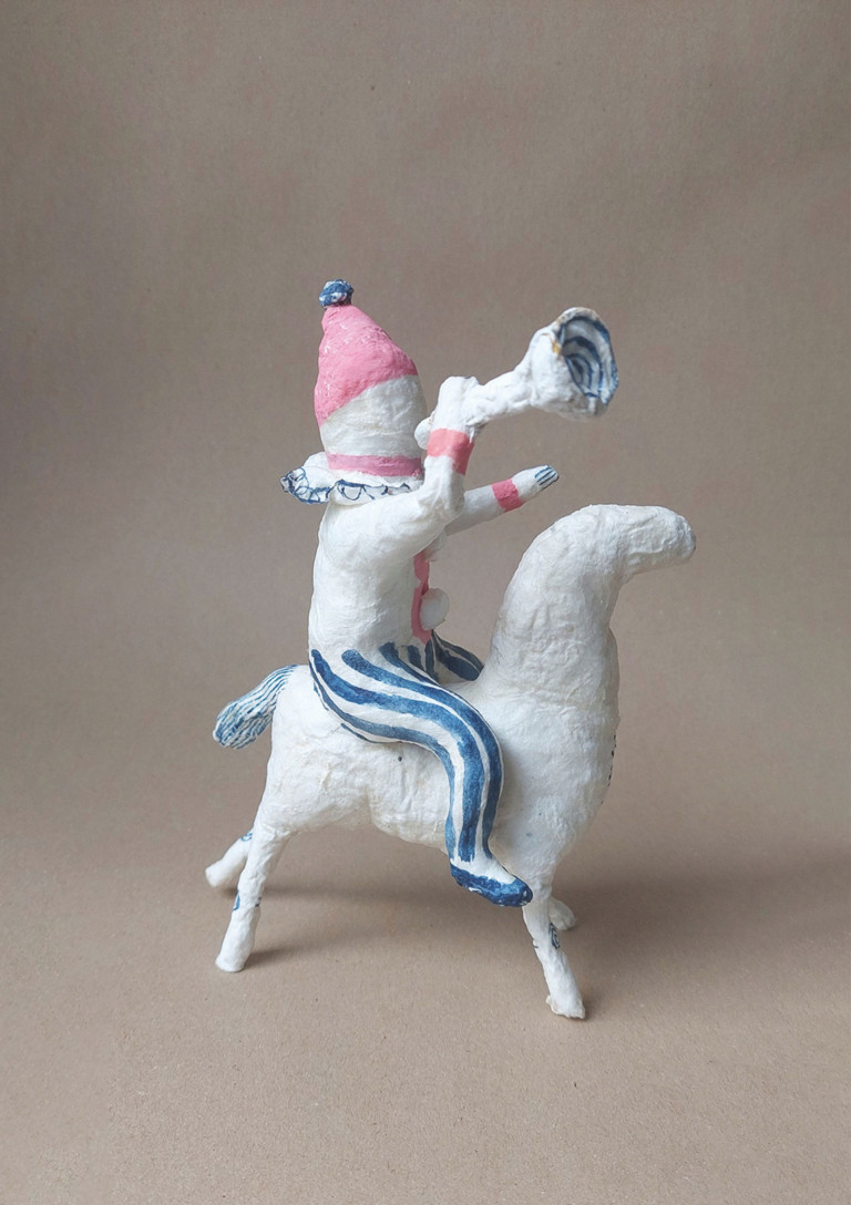 Handwerksform Papiermaché-Skulptur – Figur mit Trompete auf Pferd Handwerksform Skulptur: Figur mit Trompete auf Pferd aus Papiermaché
