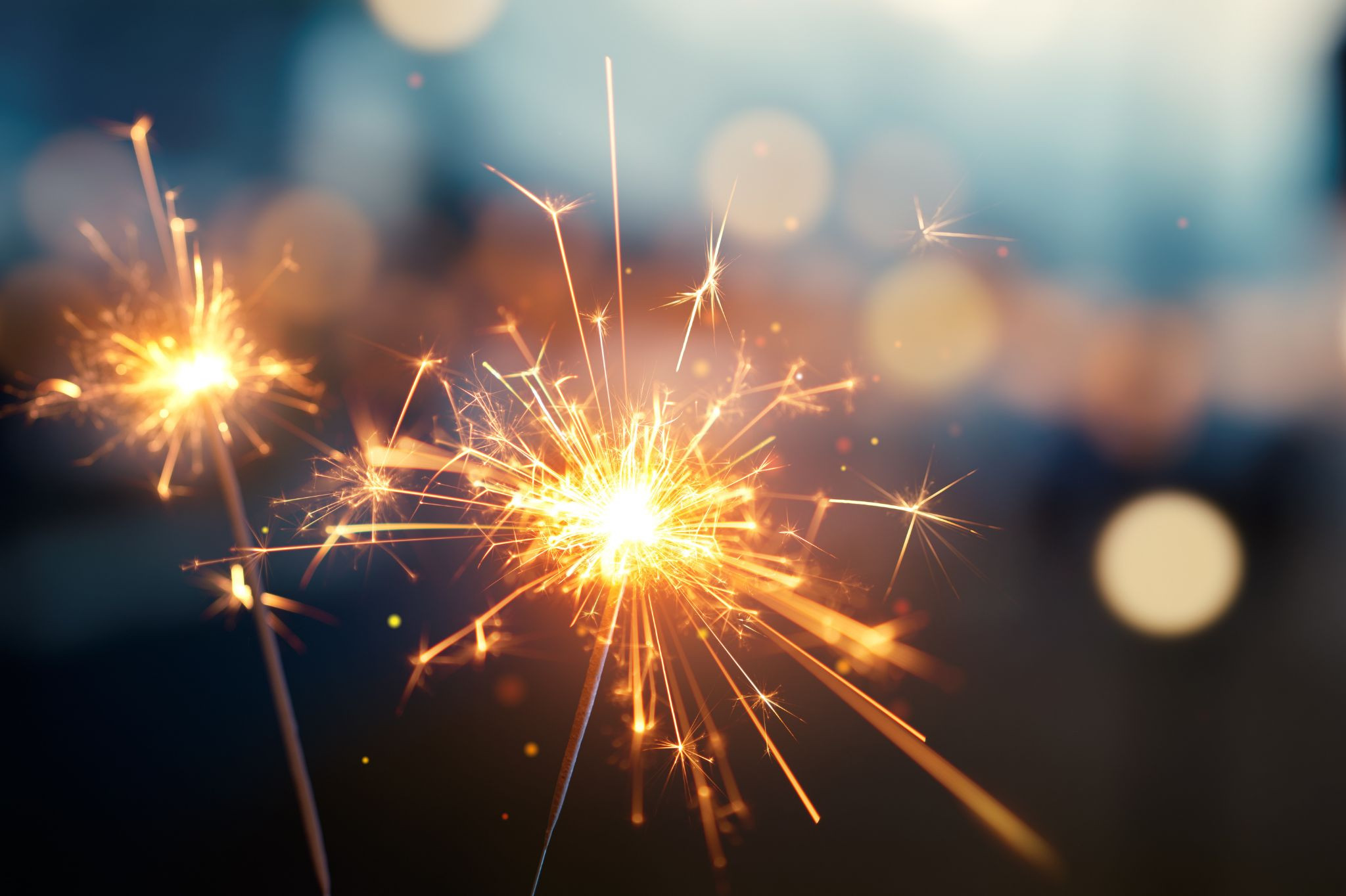 Wunderkerze leuchtet an Silvester im Dunkeln